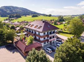 Gasthaus Hotel Beim Erich，位于Oberhofen am Irrsee的酒店