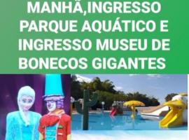 CALDAS NOVAS RESIDENCE - Inclui um ingresso por pessoa em Parque Aquático e temos HOT PARK e LAGOA PARQUE a preço promocional，位于卡达斯诺瓦斯的酒店