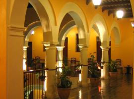 卡斯特尔玛酒店，位于坎佩切阿尔博托·阿库尼亚·昂盖国际机场 - CPE附近的酒店