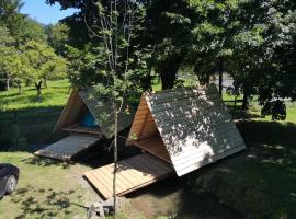Kamp na Otoku - Ljubno ob Savinji，位于Ljubno的豪华帐篷营地