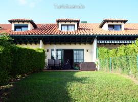 Chalet Adosado Proa - Parking y jardín con impresionantes vistas a la Ría de San Vicente de la Barquera，位于圣维森特-德拉巴尔克拉的酒店