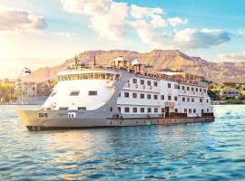 Champollion II 5 Stars Nile cruise，位于卢克索的船屋