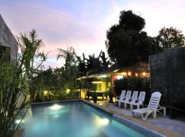 Serene Villa Phuket，位于查龙的酒店