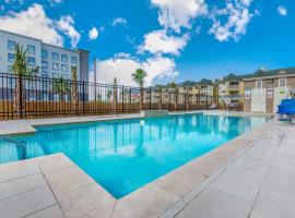 La Quinta Inn & Suites by Wyndham Galveston West Seawall，位于加尔维斯敦的酒店