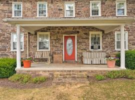 Farmhouse on River, 12 Miles to Liberty Mountain，位于Taneytown的度假屋