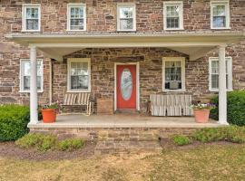 Farmhouse on River, 12 Miles to Liberty Mountain，位于Taneytown的酒店