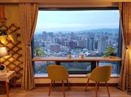 雲雀高樓景觀公寓，位于台中市的带停车场的酒店