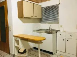 Biete ruhige Zwei-Zimmer Souterrain-Wohnung