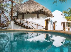 New Ruins Off-The-Grid SuperAdobe Domes with Pool，位于San Francisco de Abajo的酒店
