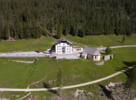 Ristorante Rifugio Ospitale，位于科尔蒂纳丹佩佐的旅馆