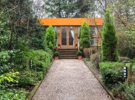 Relaxing secluded lodge couples getaway with hot tub，位于Eaton的酒店