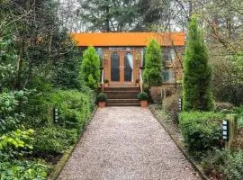 Relaxing secluded lodge couples getaway with hot tub
