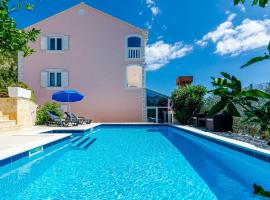 Villa Mateo with Private Pool，位于格鲁达的度假屋