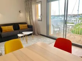 Appartement 1ère ligne VUE PORT avec balcon, piscine