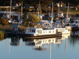 Swamp Fox luxury 2BR Dutch Barge，位于古尔瓦的酒店
