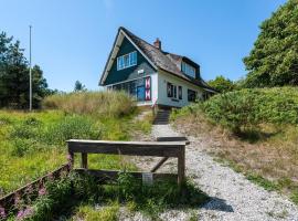 Beautiful dune villa with thatched roof on Ameland 800 meters from the beach，位于比伦的别墅