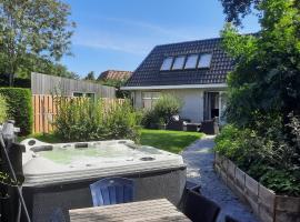 Holiday Home de witte raaf with garden and hottub，位于海滨诺德韦克的乡村别墅