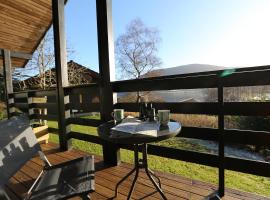 Cosy Modern Nordic Lodge w/ Loch View & Log Burner，位于洛亨黑德的酒店