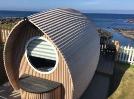 Door to the Shore - Seafront Cottages，位于Sandhaven的山林小屋