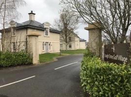 Gate lodge at Lough Erne Golf Village，位于Ballycassidy的旅馆