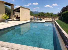 Villa dans le LUBERON à 2 km de LOURMARIN，位于洛里的酒店