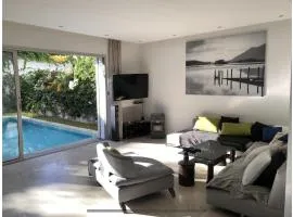 Villa moderne avec piscine, front de mer