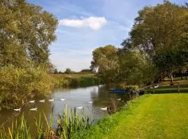 Cherbridge Lodges - Riverside lodges, short lets (business or holidays)