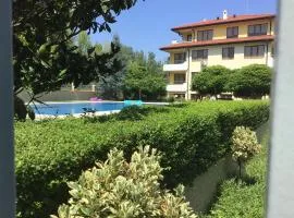 SunnySeasons Apartment with swimming pool view