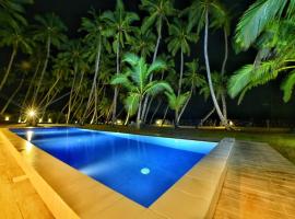 Arhimser Villa-superb 4 bedroom beachfront BB for 8 in Ranna, Tangalle, pool, free pick up for stays of 7 days or more, superb location, fully serviced，位于坦加拉的乡间豪华旅馆