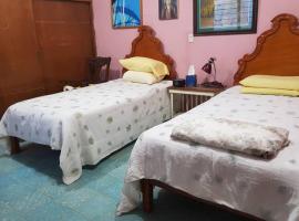 Acogedora habitación en excelente ubicación，位于马萨特兰玛卡多小广场附近的酒店