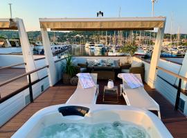 Sirena Floating House Portorož，位于波尔托罗的酒店