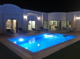 VILLA NOUR DJERBA plain pied haut de gamme piscine proche de la plage，位于米多恩的度假短租房
