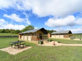 Carr's Hill Luxury Safari Tents，位于Denny的酒店