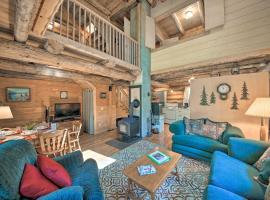 Expansive Moyie Riverfront Cabin - Pets Welcome!，位于邦纳斯费里的酒店