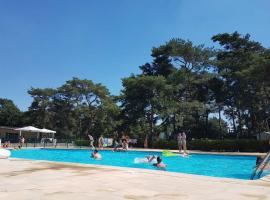 " CasitaCuriosa " chalet op camping met buitenzwembad，位于Balen的酒店