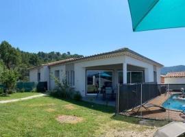 Maison avec piscine à l'orée de la forêt，位于瓦尔莱班的酒店