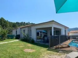 Maison avec piscine à l'orée de la forêt