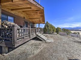 Sprawling Mountain-View Cabin 5 Mi to Mesa Verde，位于Mancos的酒店