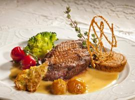 Château des Monthairons Hôtel Restaurant GastroMaison Spa privatif，位于莱蒙龙的酒店