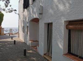 Cozy apartment 30 steps from the ocean，位于帕拉弗鲁赫尔的酒店