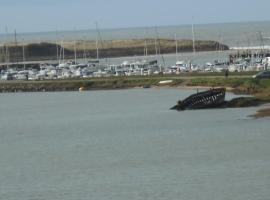 Maison centre bourg Port-Bail，位于波尔特拜的酒店