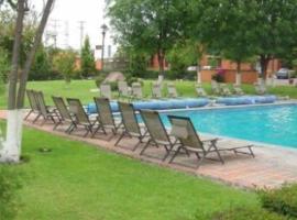 Amplia Suite Alberca Av Bernardo Quintana 12D，位于Mendiola的酒店