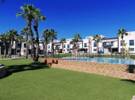 Bright bungalow Oasis Beach La Zenia，位于奥里韦拉的酒店