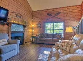 Charming Branson Getaway with Fireplace and Porch，位于布兰森的酒店