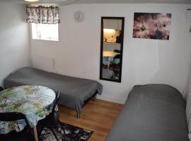 Apartment with shared bathroom in central Kiruna 2，位于基律纳的酒店