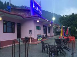 Hotel White Stone，位于Kasāmbal的酒店
