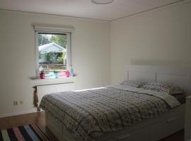 Private room for rent in a villa with garden view，位于艾尔姆胡尔特的酒店
