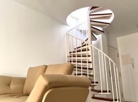 Spiral Stairs Duplex，位于菲格拉斯达利博物馆附近的酒店