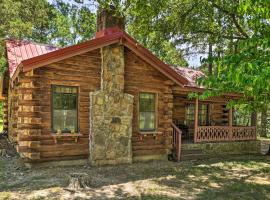 Peaceful Log Cabin Escape Near Table Rock Lake!，位于Golden的酒店