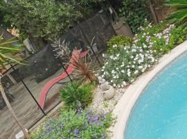 APPARTEMENT EN SOUS SOL DE VILLA avec accès jardin et piscine，位于马赛的旅馆